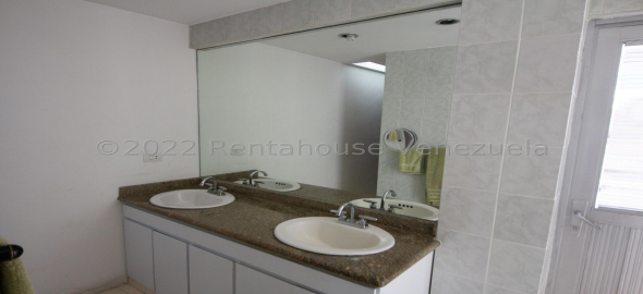 Los Samanes , Distrito Metropolitano Caracas Distrito Federal, 1080 | Spacious duplex penthouse