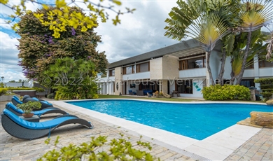 Spectacular Family House in El Marqués