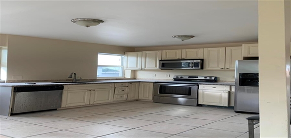 1811 N Tamarind Avenue Mangonia Park Florida, 33407 | Beautiful Apartment