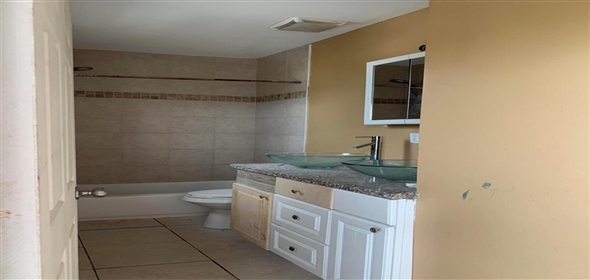 1811 N Tamarind Avenue Mangonia Park Florida, 33407 | Beautiful Apartment