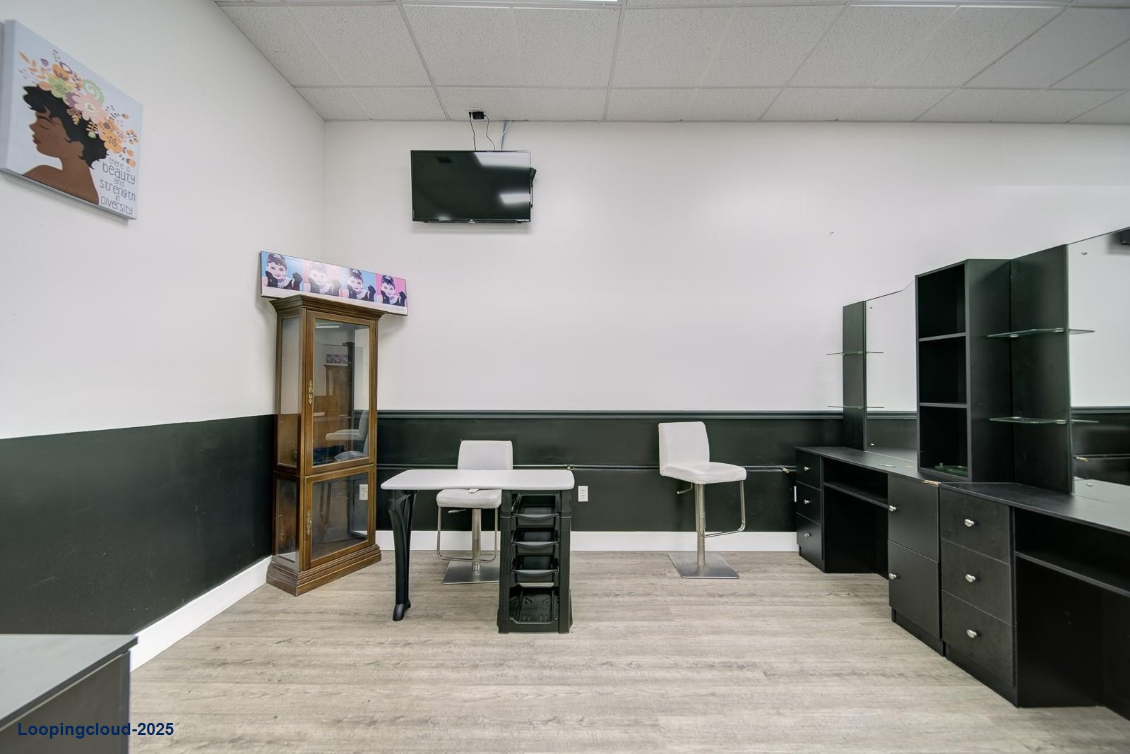 Amazing Space in ARIANE Beauty and Barber Salon