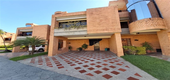 Urb La Montaña, Mañongo Valencia Carabobo, 2001 | Stunning Townhouse in Mañongo