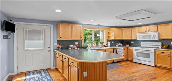 23 River Rd, East Lyme, CT 06333 East Lyme Connecticut, 06333 | Beautiful single family home