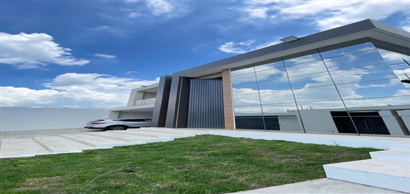 Terrazas del Country Valencia Carabobo, 2001 | Avant-Garde Two-Story Home - Quinta en Terrazas del Country