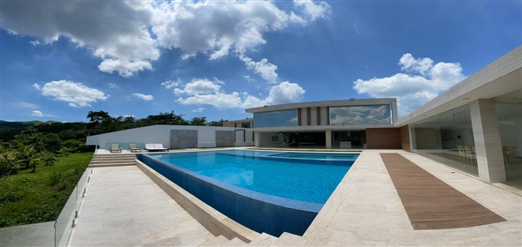 Terrazas del Country Valencia Carabobo, 2001 | Avant-Garde Two-Story Home - Quinta en Terrazas del Country