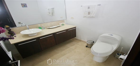 Corner of 14th Avenue and 6th Street.  Bolivar, 130001 | Exclusive apartment