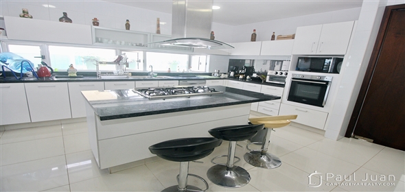 Corner of 14th Avenue and 6th Street.  Bolivar, 130001 | Exclusive apartment