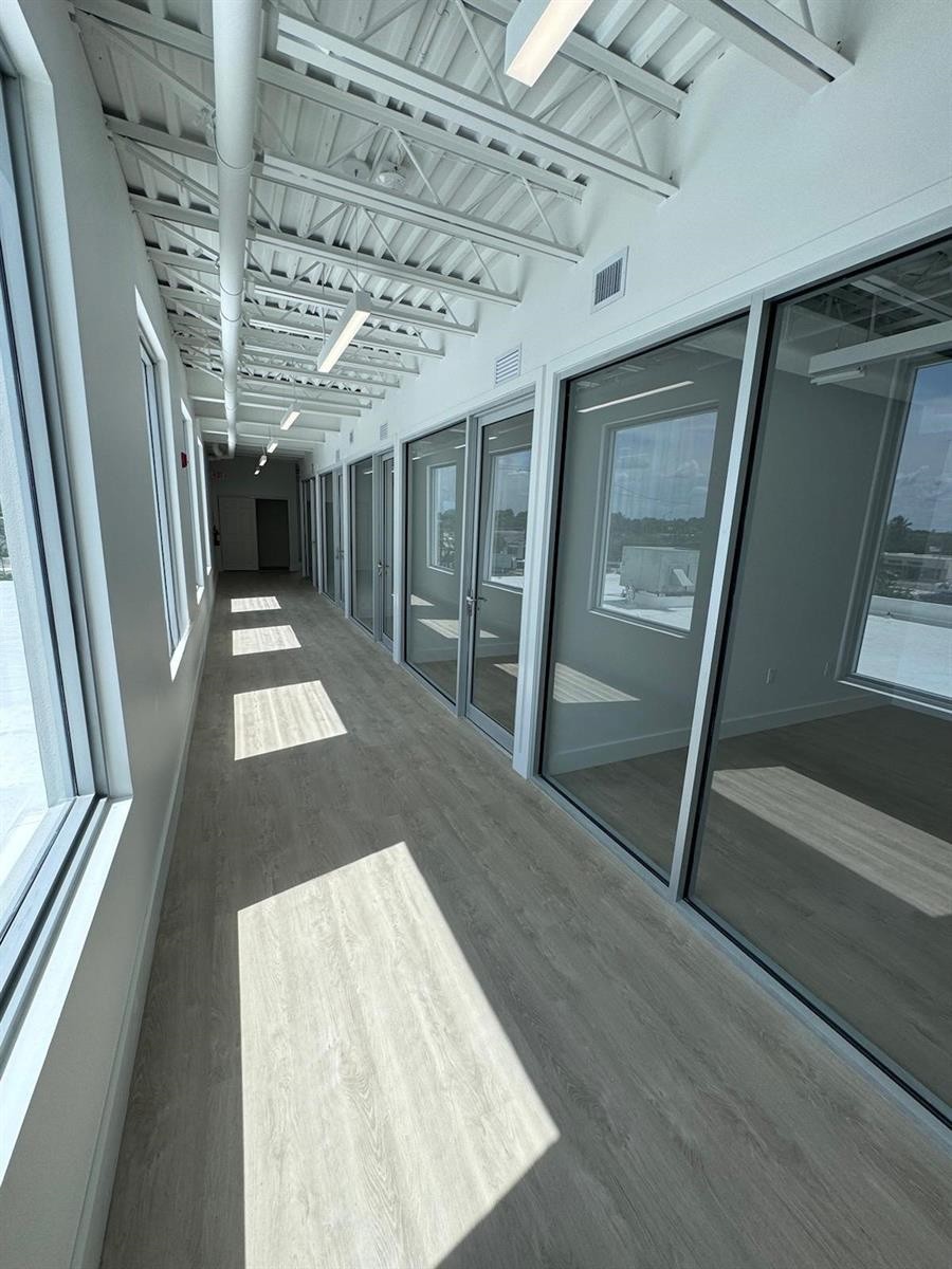 Spacious and bright retail space