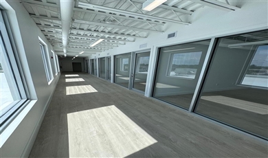  Spacious and bright retail space