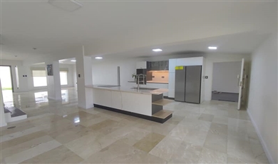 Two-Level House for Sale, Urb. La Trigaleña