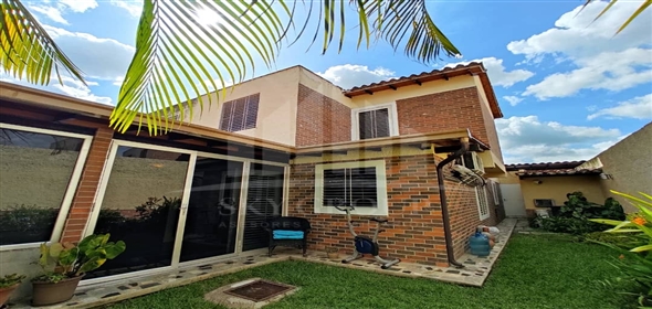 Conjunto Residencial Villa Orense El Rincón Valencia Carabobo, 2001 | Beautiful  townhouse