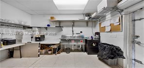 2207 SW 22nd St Miami Florida, 33145 | Beautiful free Standing Space