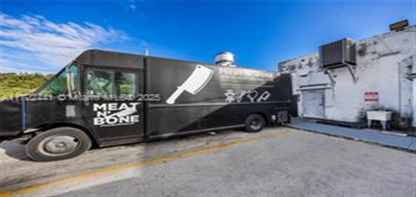 2207 SW 22nd St Miami Florida, 33145 | Beautiful free Standing Space