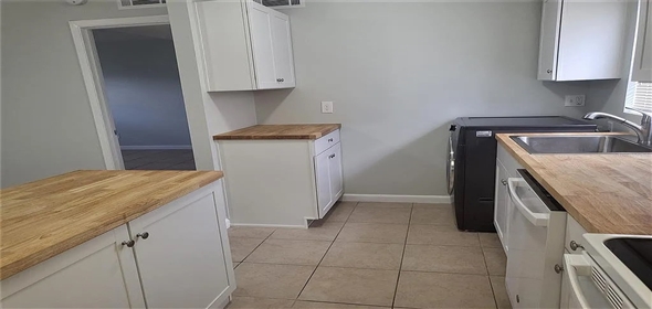 1100 E Caroline St APT 115 Tavares Florida, 32778 | Exclusive Family Home