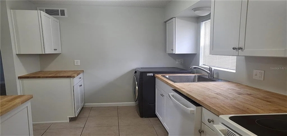 1100 E Caroline St APT 115 Tavares Florida, 32778 | Exclusive Family Home