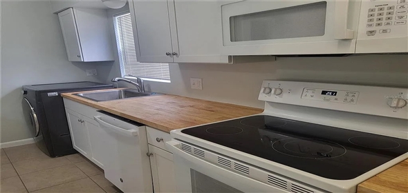 1100 E Caroline St APT 115 Tavares Florida, 32778 | Exclusive Family Home