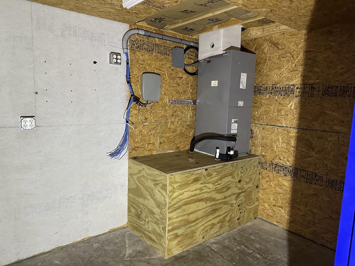 Very Clean Warehouse with 2 offices