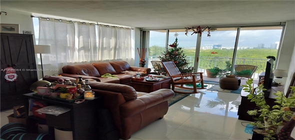 2450 NE 135th St # 812 North Miami Florida, 33181 | Cozy and Beautiful Condo