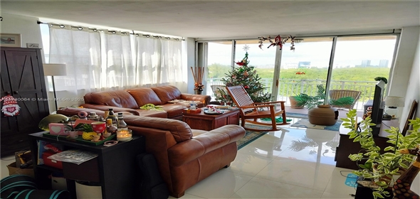 2450 NE 135th St # 812 North Miami Florida, 33181 | Cozy and Beautiful Condo