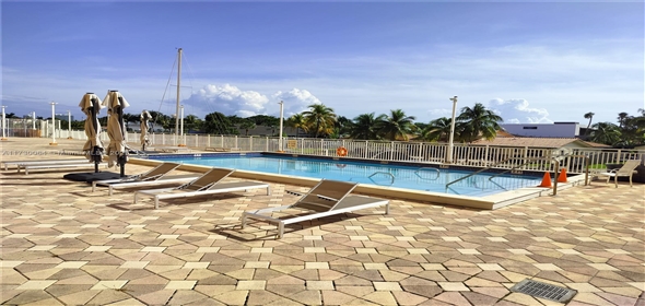 2450 NE 135th St # 812 North Miami Florida, 33181 | Cozy and Beautiful Condo