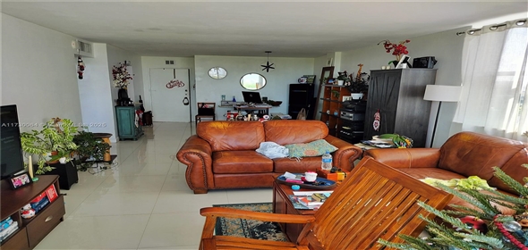2450 NE 135th St # 812 North Miami Florida, 33181 | Cozy and Beautiful Condo