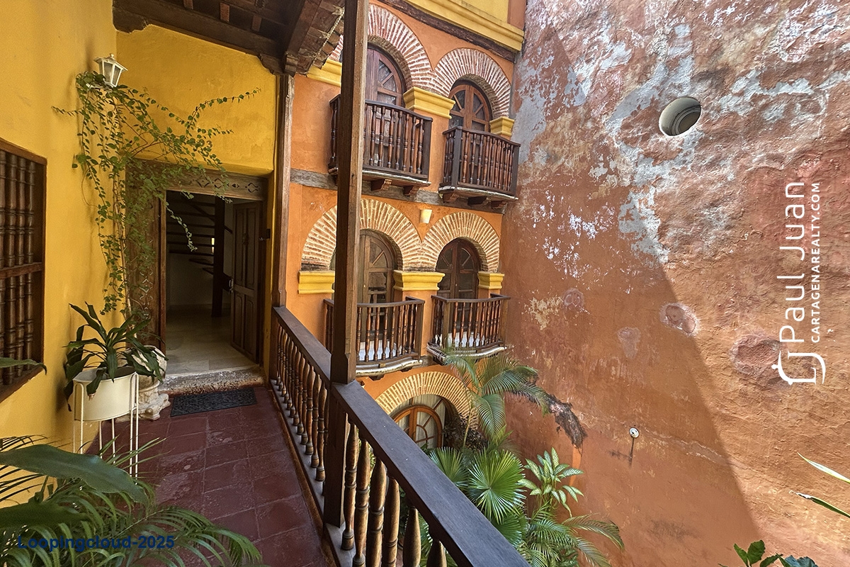 Turn-Key Two-Bedroom Apartment with Terrace and Jacuzzi in Historic Center, Ideal for Airbnb