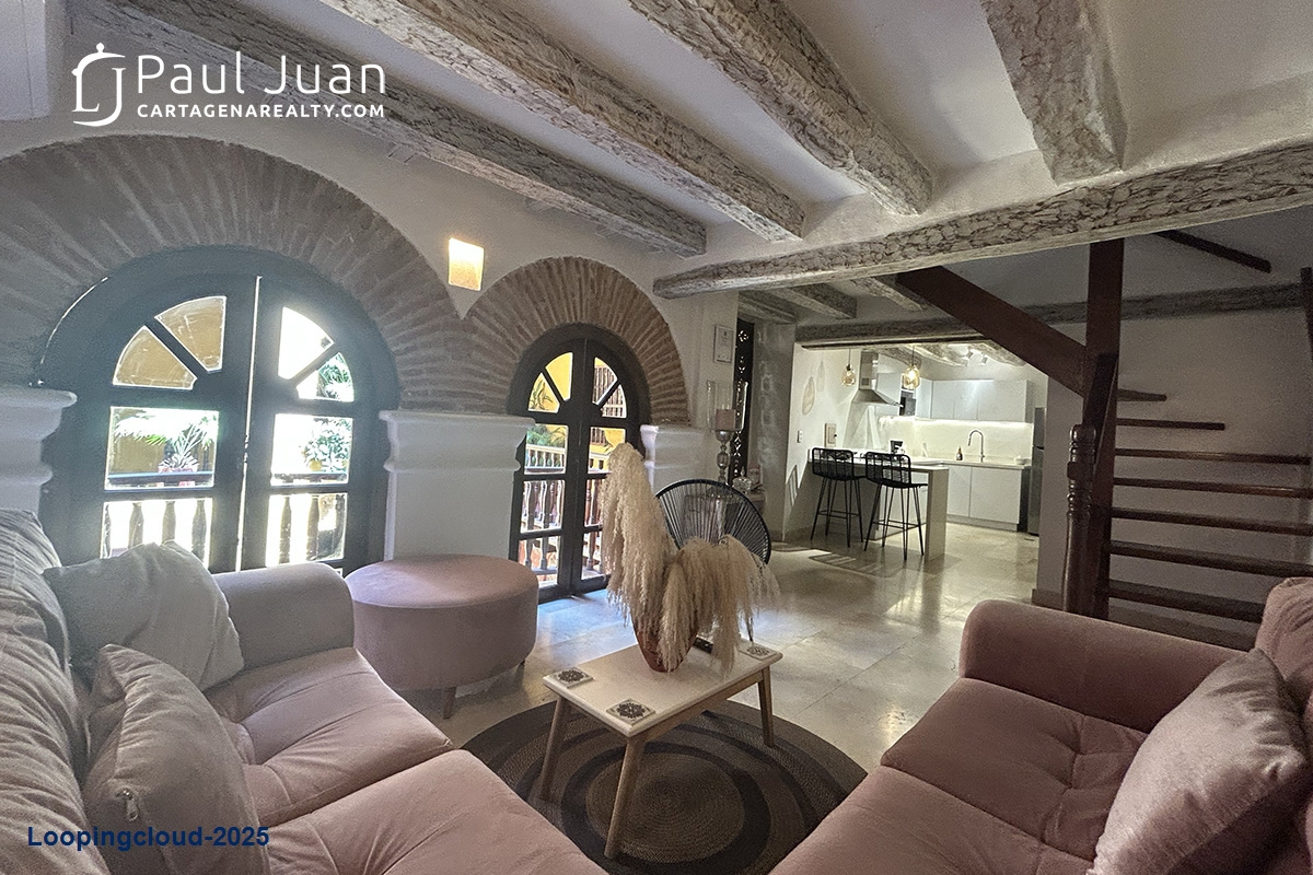 Turn-Key Two-Bedroom Apartment with Terrace and Jacuzzi in Historic Center, Ideal for Airbnb