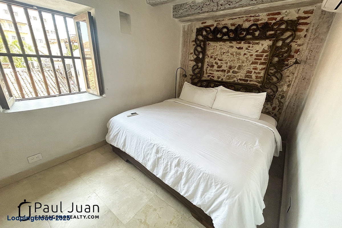 Turn-Key Two-Bedroom Apartment with Terrace and Jacuzzi in Historic Center, Ideal for Airbnb