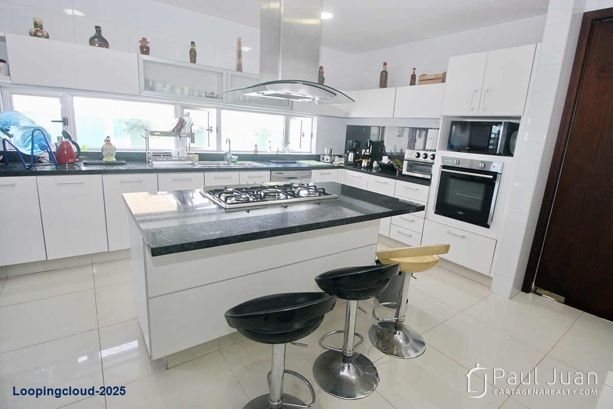 Bayfront Apartment with Panoramic Views in Castillogrande – 3 Beds, Impeccable Condition