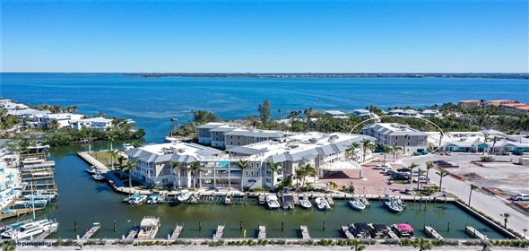 5325 MARINA Drive #431 Holmes Beach Florida, 34217 | Stylish and Comfortable Condominium