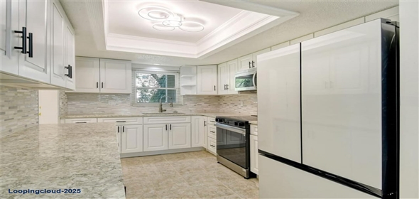 3108 LAKE BAYSHORE Drive #211 Bradenton Florida, 34205 | Luxury Renovated Corner Unit Condo