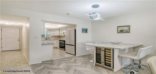 3108 LAKE BAYSHORE Drive #211 Bradenton Florida, 34205 | Luxury Renovated Corner Unit Condo