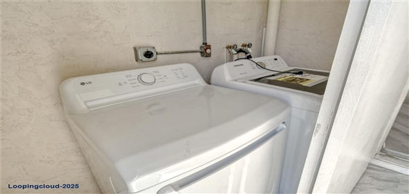 3108 LAKE BAYSHORE Drive #211 Bradenton Florida, 34205 | Luxury Renovated Corner Unit Condo