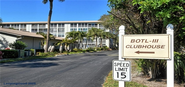 3108 LAKE BAYSHORE Drive #211 Bradenton Florida, 34205 | Luxury Renovated Corner Unit Condo