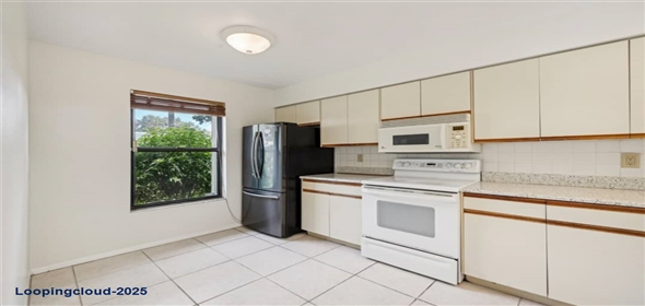 2708 60TH AVENUE Terrace W #A Bradenton Florida, 34207 | Charming End-Unit Condominium