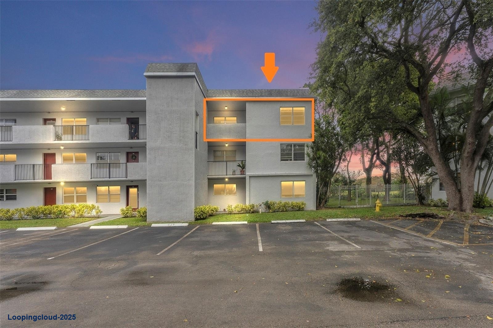 Sophisticated Top-Floor Corner Residence Overlooking Golf Course For Lease