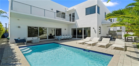 7457 NW 101st Ave Doral Florida, 33178 | Luxurious Single-Family Home