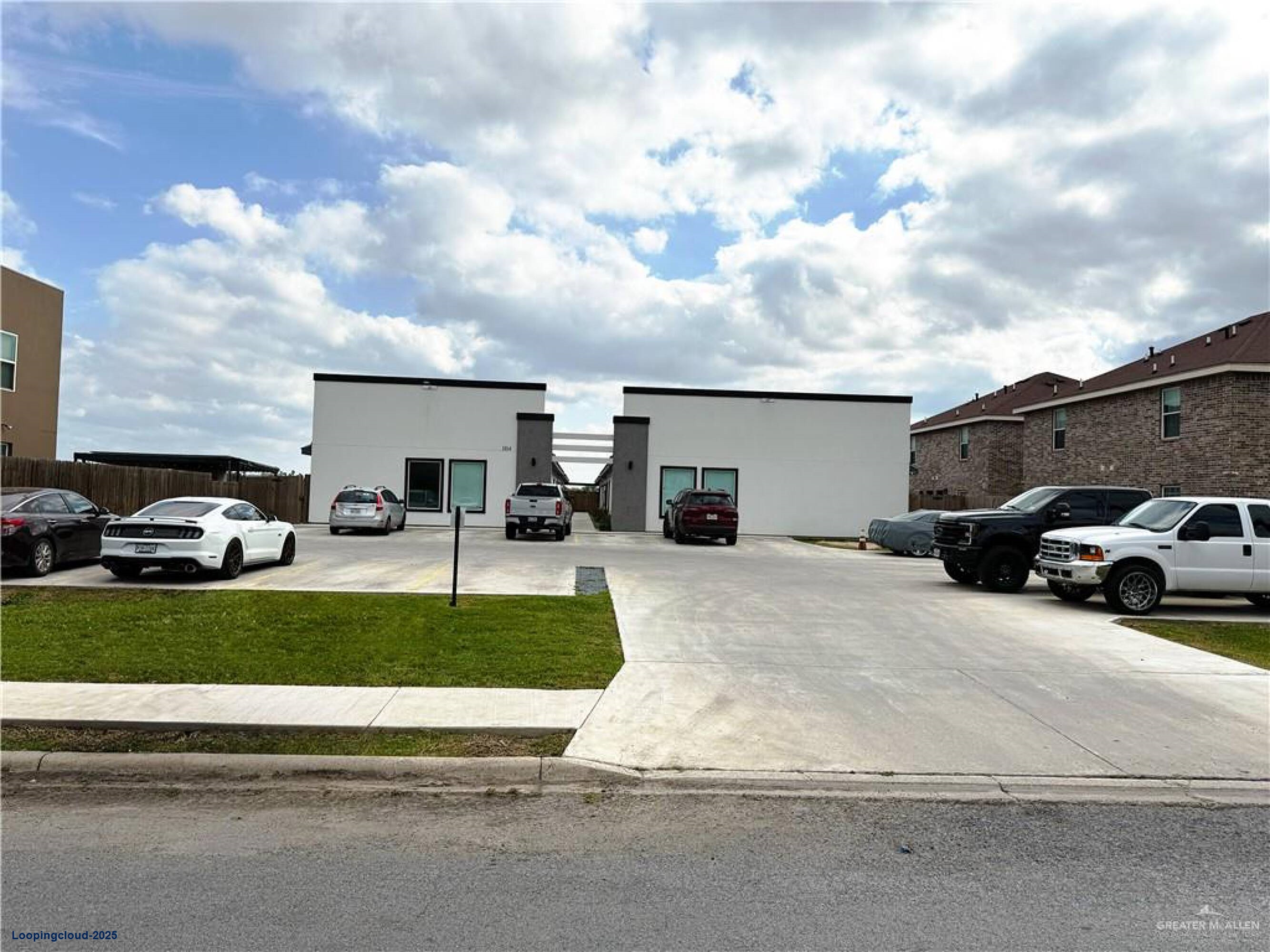 Fully Occupied 8-Unit Residential Complex in Weslaco