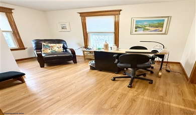  Exceptional Commercial Opportunity: Ideal for Salon/Spa