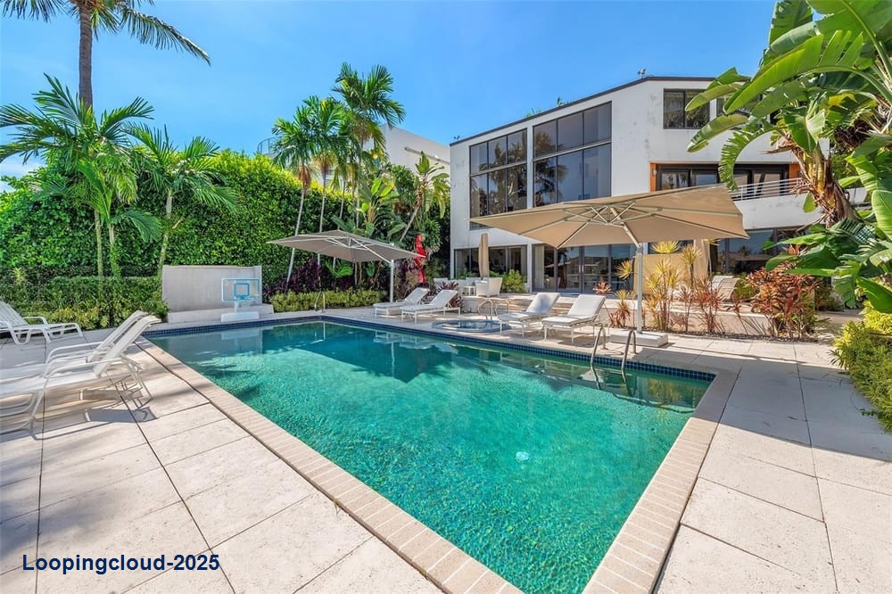 Luxury Waterfront Living on Hibiscus Island: Exclusive 5-Bed Retreat