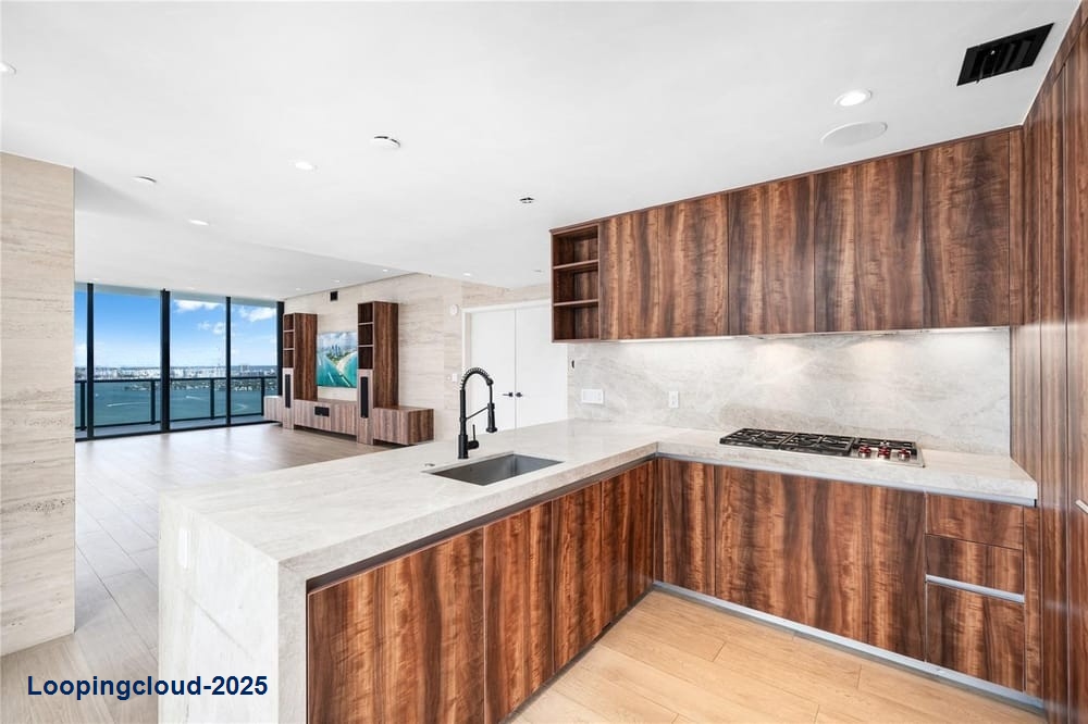 Exquisite Seaside Chic Sky Home: Breathtaking Panoramic Views and Luxurious Amenities
