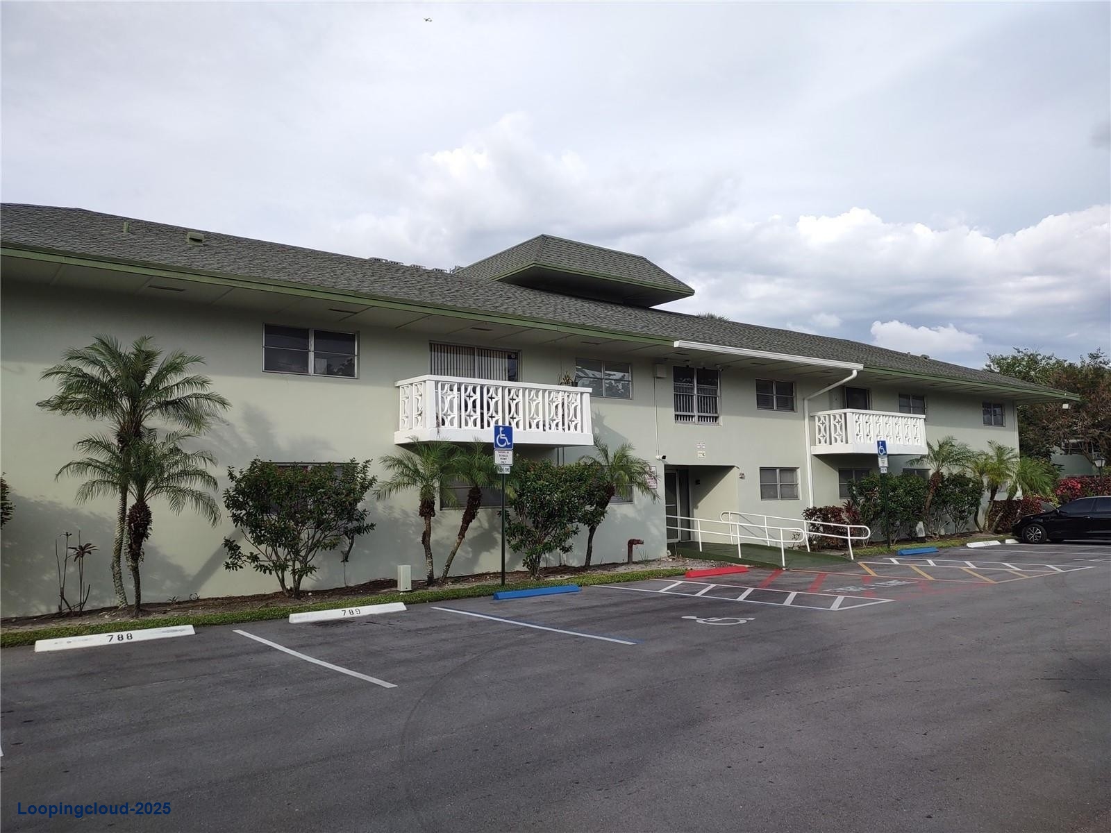 Modern 1-Bedroom Condo in Prime Central Location