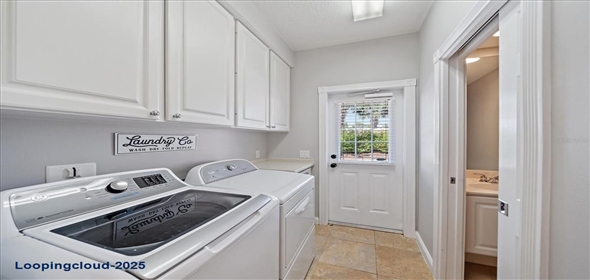 1519 NAPOLI DRIVE E Sarasota Florida, 34232 | Property in an Exclusive Neighborhood