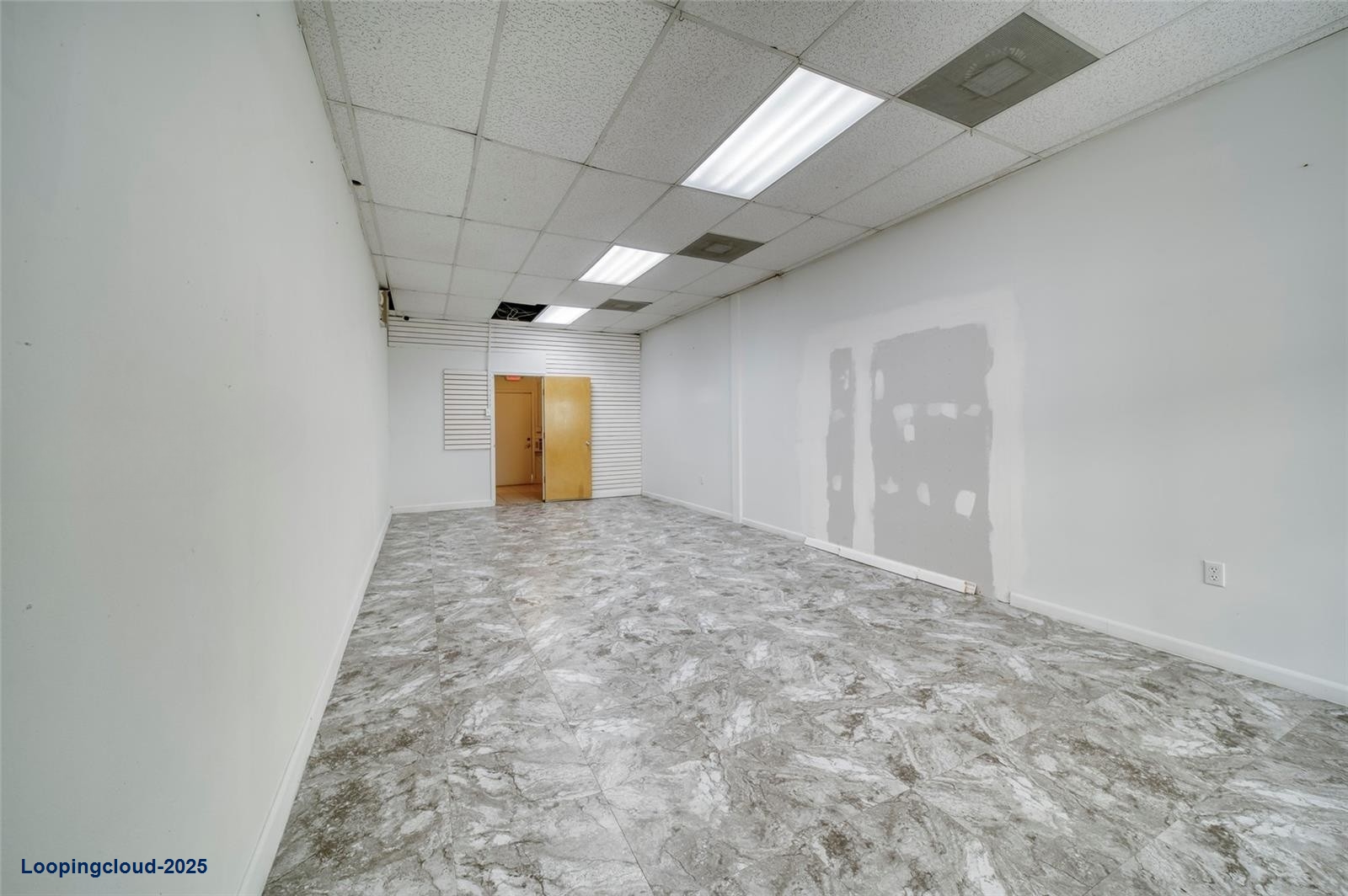 Professional Office Space for Lease in Prime Hialeah Location – 650 SF