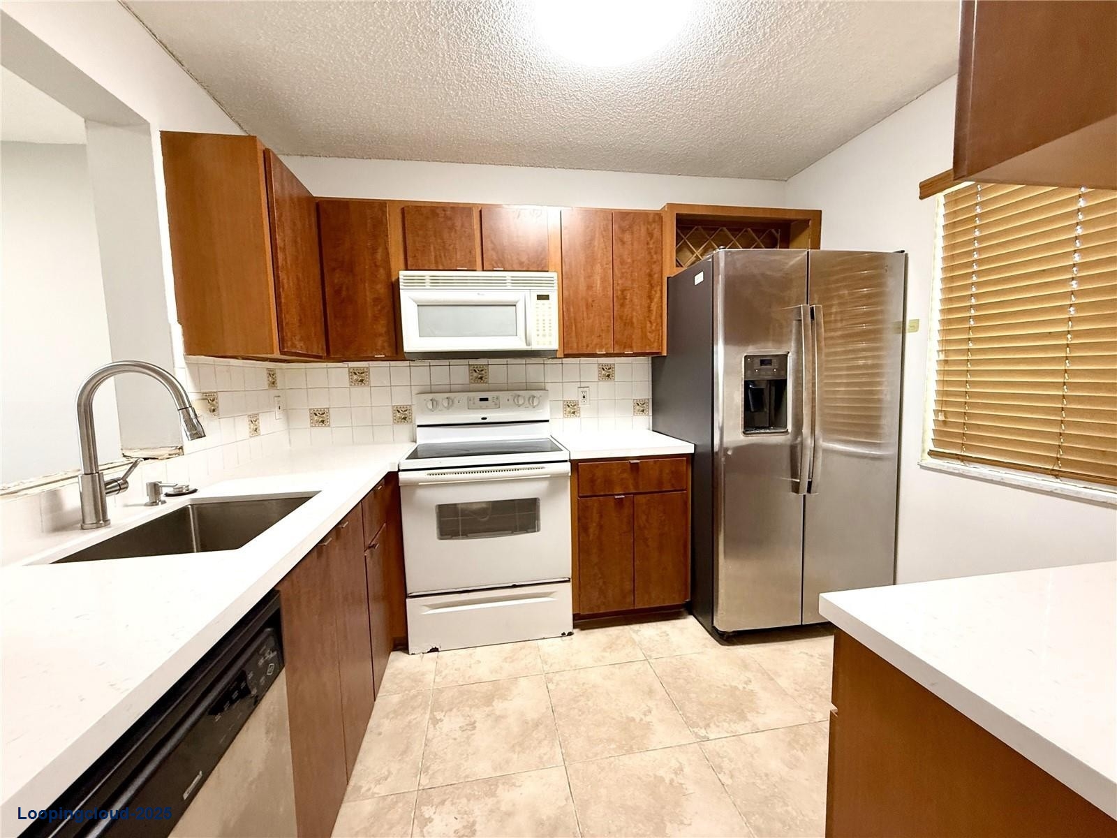 Top-Floor 2BD/2BA Condo with Lake Views in Gated Lakeshore Community