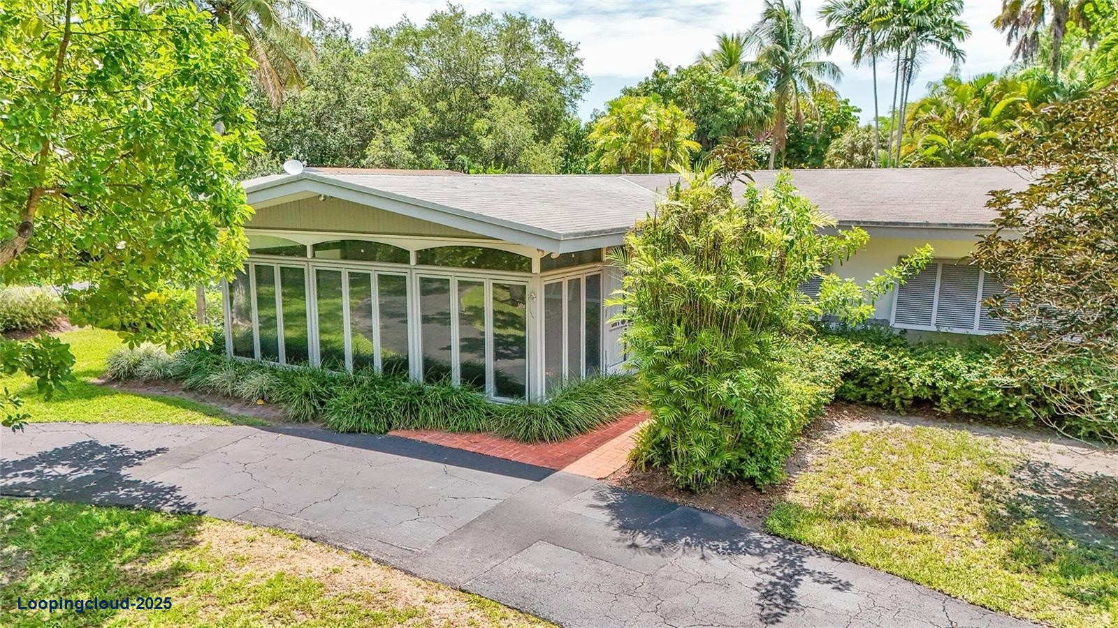 Spacious 6BR Mediterranean Oasis with Pool & Guest Suite in Pinecrest