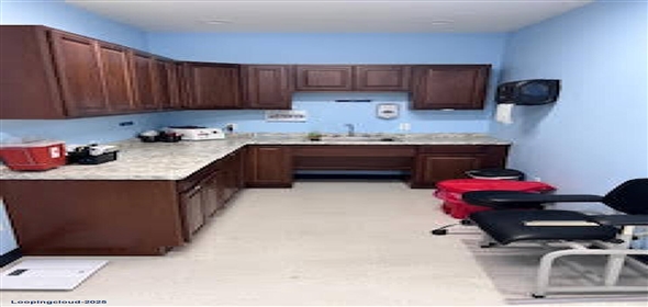 200 W College Ave Devine Texas, 78016 | Exclusive Property for Lease