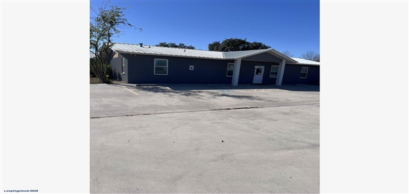200 W College Ave Devine Texas, 78016 | Exclusive Property for Lease