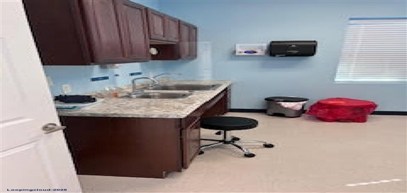 200 W College Ave Devine Texas, 78016 | Exclusive Property for Lease