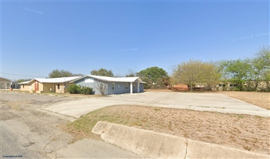 200 W College Ave , Devine Texas                                                                                                78016